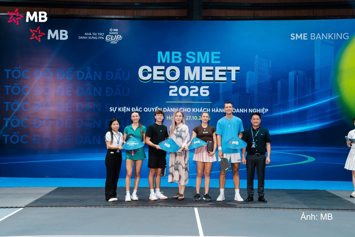 Đại diện lãnh đạo MB tặng quà cho các vận động viên pickleball hàng đầu thế giới.