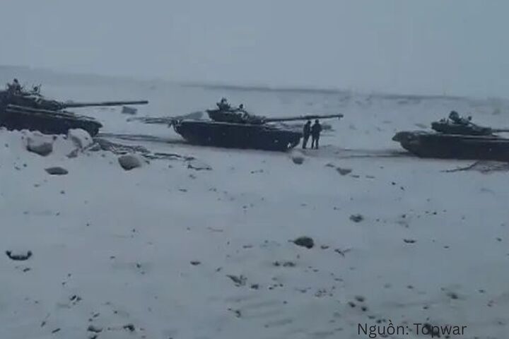 Xe tăng T-72 của Ấn Độ trong một cuộc diễn tập.