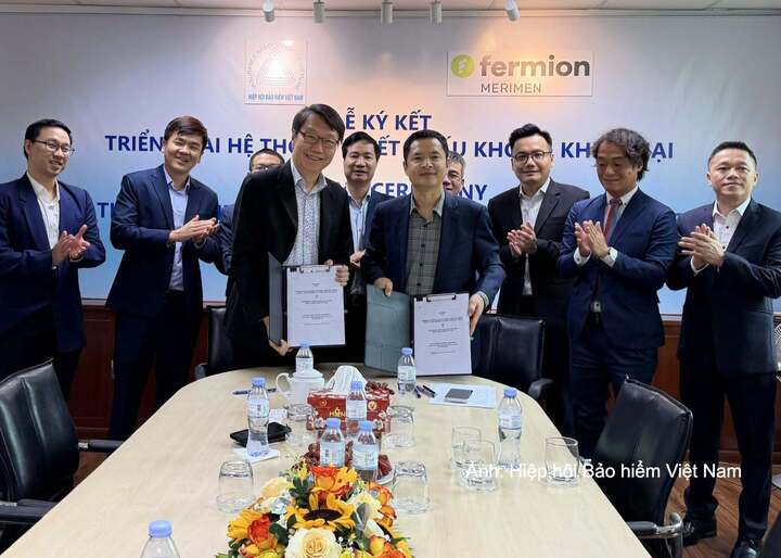 Ông Phạm Ngọc Sơn - Tổng Thư ký Hiệp hội Bảo hiểm Việt Nam và Tổng Giám đốc Tập đoàn Merimen thực hiện nghi thức ký thỏa thuận mức độ dịch vụ (SLA) triển khai hệ thống NCD.
