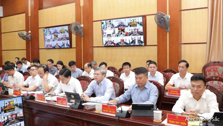 Các đại biểu dự phiên họp.