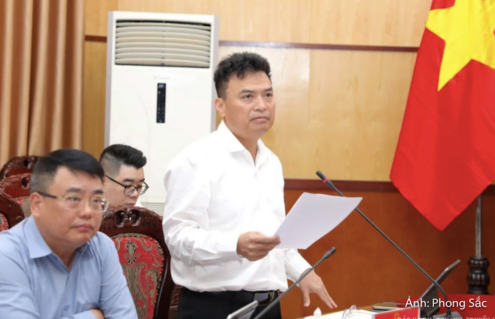Trưởng Ban Quản lý Khu kinh tế Nghi Sơn và các Khu công nghiệp tỉnh Trịnh Huy Triều phát biểu tại phiên họp.