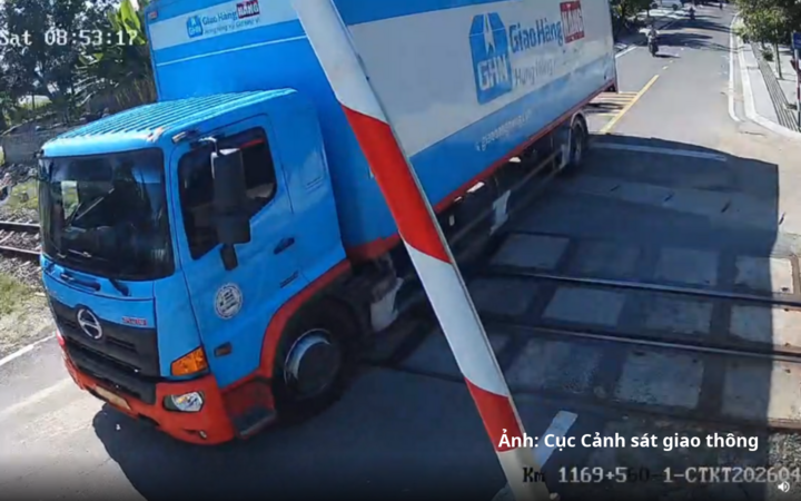 Camera giám sát ghi nhận xe tải vượt đường ngang đường sắt khi đèn đỏ đã bật sáng