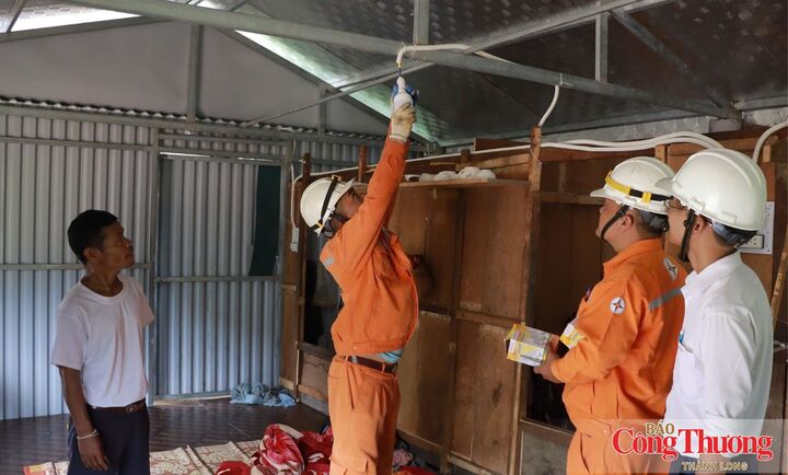 Ánh điện thắp sáng trong những ngôi nhà ở bản Lòm – K. Chăm.