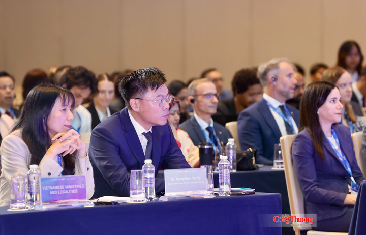 Lãnh đạo TP. Hồ Chí Minh và các đại biểu trong nước, quốc tế tham dự sự kiện.