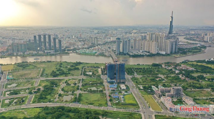 Chủ tịch UBND TP. Hồ Chí Minh yêu cầu các đơn vị tập trung nguồn lực, xây dựng tiến độ cụ thể, tháo gỡ khó khăn; ưu tiên hoàn thiện hồ sơ và tổ chức đấu giá những khu đất đủ điều kiện theo quy định.