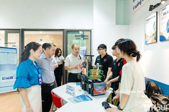 Nhân sự hỗ trợ giáo dục đại học làm việc theo chế độ 40 giờ/tuần, thời gian được bố trí linh hoạt theo yêu cầu nhiệm vụ chuyên môn.