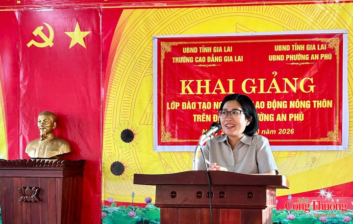 Cô Nguyễn Thị Như Ngọc, Phó Trưởng khoa Nông lâm, Trường Cao đẳng Gia Lai phát biểu khai giảng lớp học.