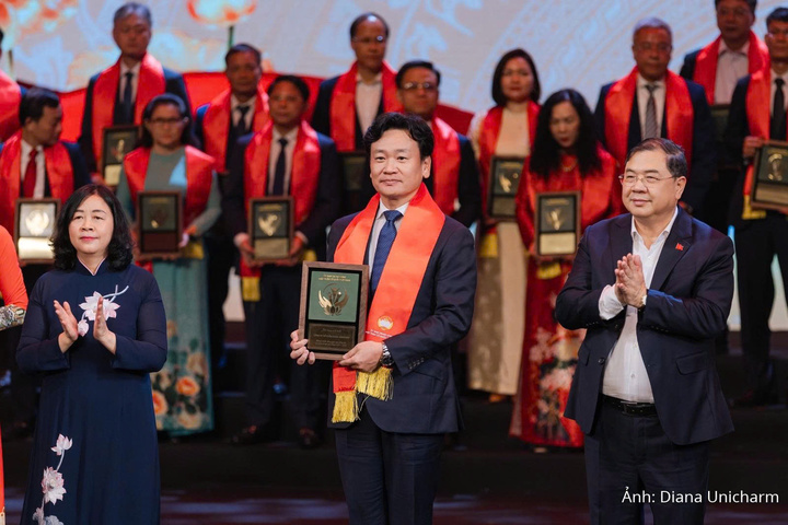 Ông Takahiro Okada, Tổng Giám đốc Diana Unicharm nhận biểu trưng vinh danh tại chương trình biểu dương vì đóng góp cho an sinh xã hội giai đoạn 2024-2026 do Ủy ban Trung ương Mặt trận Tổ quốc Việt Nam tổ chức.