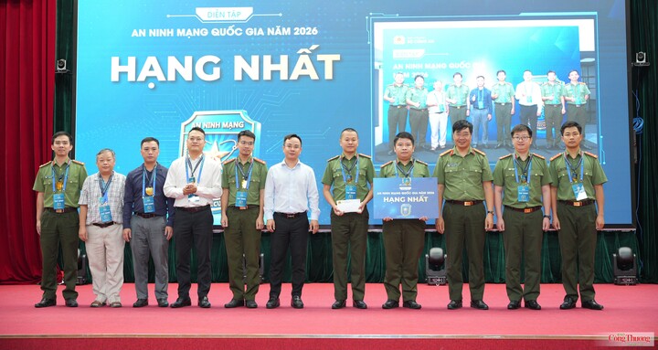 Trao giải cho đội đạt thành tích cao trong chương trình diễn tập