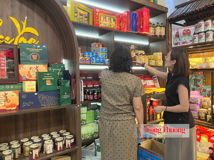 Bà Lê Thị Quỳnh Trang tư vấn các sản phẩm của đơn vị cho khách hàng.