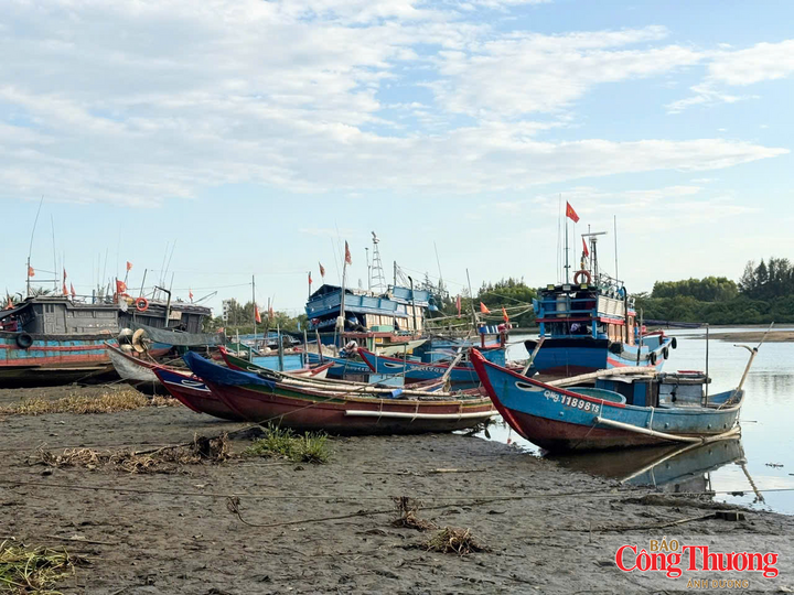 Tàu thuyền muốn ra vào phải nhìn theo con nước lên xuống