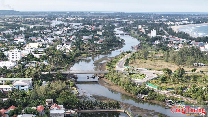 Dòng sông Kinh đang bị bồi lấp nặng nề khiến cho việc di chuyển ra vào của tàu thuyền gặp khó khăn