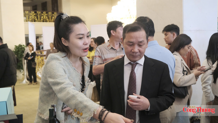 Các đại biểu tham quan, trải nghiệm các sản phẩm đặc trưng của tỉnh Lâm Đồng.