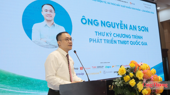 Ông Nguyễn An Sơn, Thư ký Chương trình phát triển thương mại điện tử quốc gia (Cục Thương mại điện tử, Bộ Công Thương) phát biểu tại hội nghị.