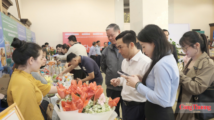 50 gian hàng trưng bày sản phẩm đặc trưng, sản phẩm OCOP tại chương trình.