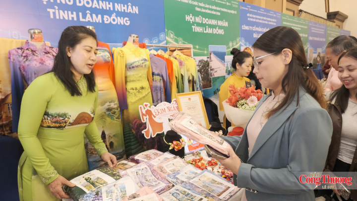 Bà Võ Thị Hoàng Yến, Phó Giám đốc Trung tâm Xúc tiến Đầu tư, Thương mại và Du lịch tỉnh Lâm Đồng tham quan các sản phẩm được trưng bày tại chương trình.