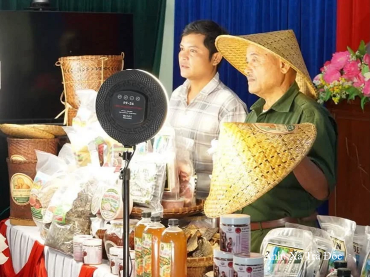 UBND xã Trà Đốc (xã vùng đồng bào dân tộc thiểu số Đà Nẵng) tổ chức tập huấn kỹ năng bán hàng trên nền tảng số cho các hộ sản xuất, kinh doanh trên địa bàn xã giữa tháng 10/2026