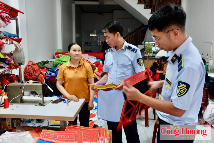Lực lượng quản lý thị trường Lai Châu đẩy mạnh tuyên truyền, khuyến khích người dân ưu tiên lựa chọn hàng Việt Nam chất lượng.