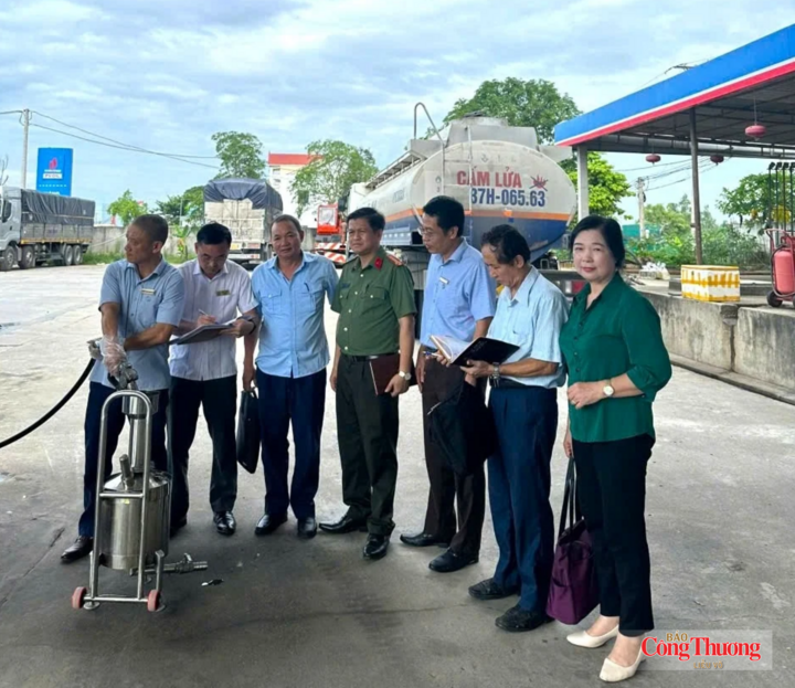 Hội bảo vệ quyền lợi người tiêu dùng tỉnh Nghệ An phối hợp với Đoàn kiểm tra liên ngành kiểm tra tại các cây xăng.