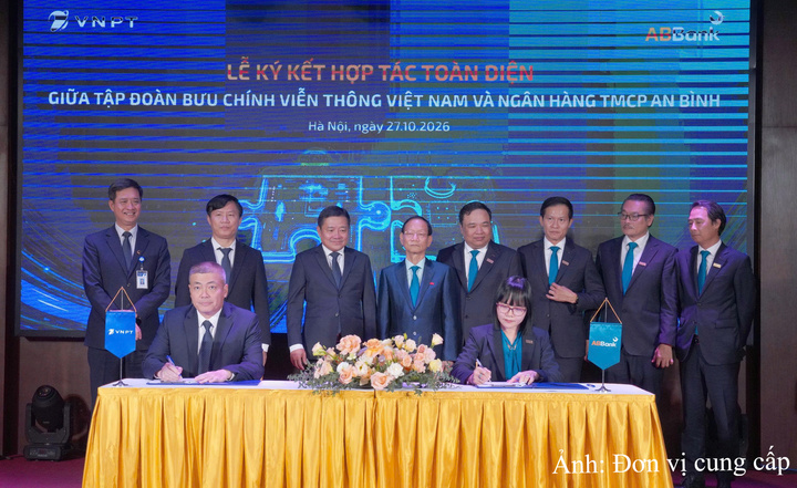 Ông Ngô Diên Hy, Phó Tổng Giám đốc Tập đoàn VNPT và bà Nguyễn Thị Hương, Phó Tổng Giám đốc Ngân hàng ABBank, ký kết thỏa thuận hợp tác giữa hai đơn vị