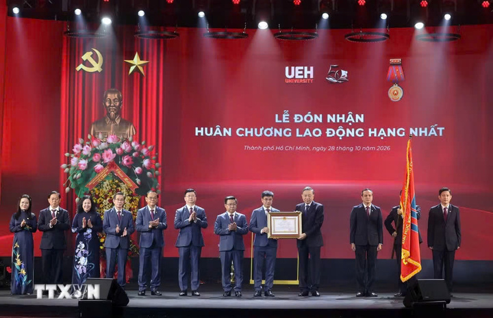 Tổng Bí thư, Chủ tịch nước Tô Lâm trao Huân chương Lao động hạng Nhất tặng Đại học Kinh tế Thành phố Hồ Chí Minh. (Ảnh: Thống Nhất/TTXVN)