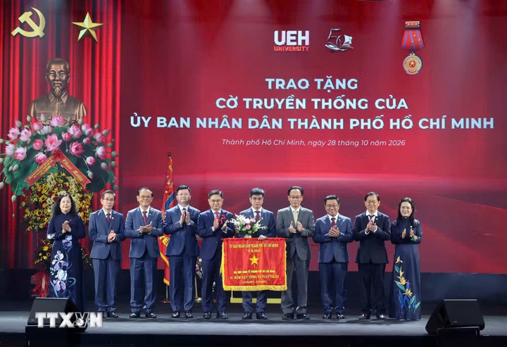 Ủy ban Nhân dân Thành phố Hồ Chí Minh tặng bức trướng và Bộ trưởng Bộ Giáo dục và Đào tạo tặng hoa chúc mừng Đại học Kinh tế Thành phố Hồ Chí Minh. (Ảnh: Thống Nhất/TTXVN)