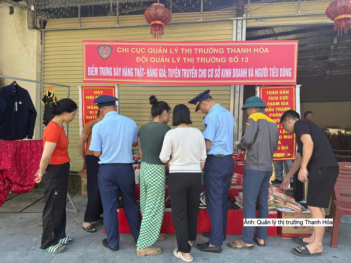 Lực lượng Quản lý thị trường Thanh Hóa đẩy mạnh tuyên truyền, hướng dẫn người dân phân biệt hàng thật - hàng giả.