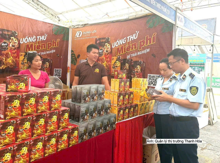 Lực lượng Quản lý thị trường Thanh Hóa giám sát hàng hóa tại Hội chợ diễn ra vào ngày 15/10/2026 tại Quảng trường Lam Sơn, phường Hạc Thành.