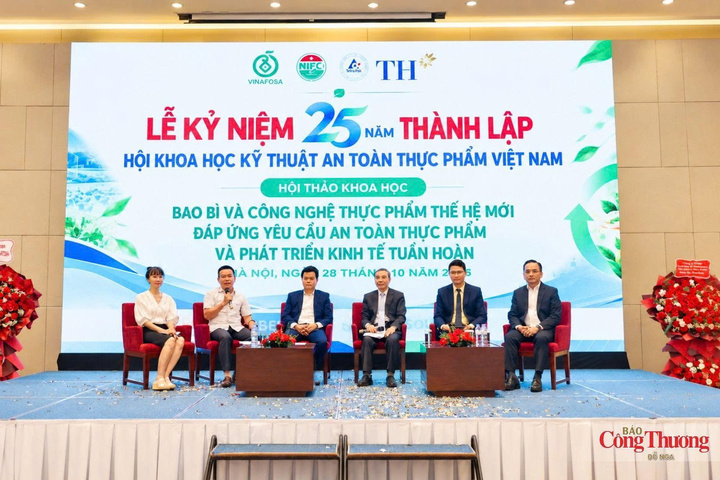 Các đại biểu tham dự phiên tọa đàm “Hoàn thiện hệ sinh thái sản xuất thực phẩm an toàn và bền vững tại Việt Nam”