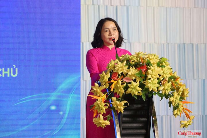 Bà Đào Thị Sinh – Nhà sáng lập, Chủ tịch Học viện Doanh nhân Vân Nguyên Edubiz, phát biểu tại hội thảo.