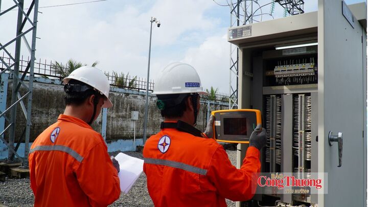 Công nhân Công ty Điện lực An Giang kiểm tra thiết bị vận hành tại TBA 220kV Phú Quốc.