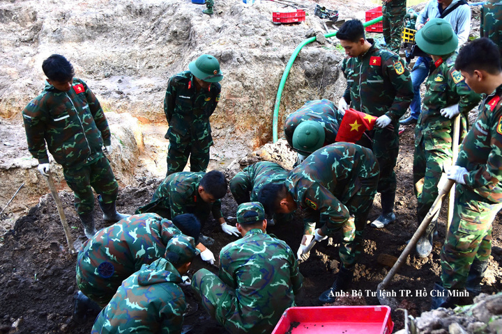 Công tác tìm kiếm, quy tập hài cốt liệt sĩ tại Khu B, Công viên Lê Thị Riêng, TP. Hồ Chí Minh trong ngày 28/10.