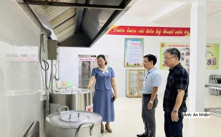 Chi cục An toàn vệ sinh thực phẩm Thanh Hoá chủ trì thành lập Đoàn kiểm tra, tiến hành kiểm tra tại các cơ sở thực phẩm, đặc biệt là các bếp ăn tập thể trong trường học trên địa bàn.