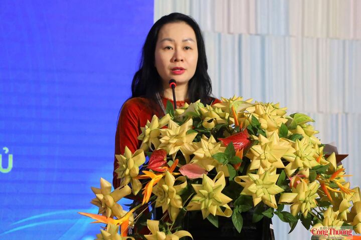 Bà Nghiêm Thị Hoàng Anh – Phó Giám đốc Trung tâm Xúc tiến Đầu tư và Hỗ trợ Doanh nghiệp Hà Nội, thuộc Sở Tài chính thành phố Hà Nội, phát biểu tại hội thảo.
