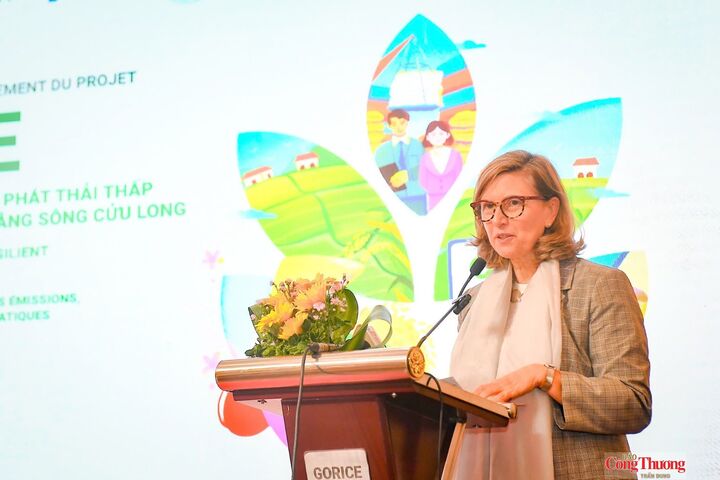 Bà Francesca Bellone, Tham tán và Trưởng ban Hợp tác phát triển - Đại sứ quán Canada tại Việt Nam, phát biểu tại buổi lễ.