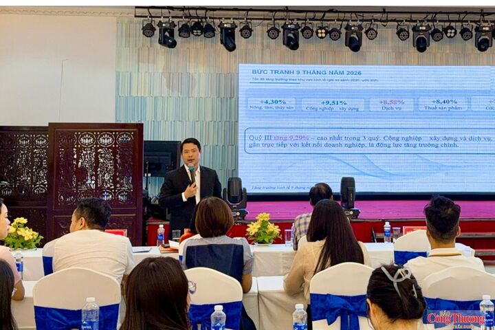 Ông Hà Vũ Sơn – Thành ủy viên, Chánh Văn phòng Thành ủy TP. Cần Thơ, trình bày chuyên đề tại hội thảo.