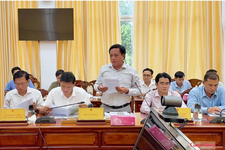Đại diện Công ty Cổ phần Xây dựng Thương mại Địa ốc Hồng Loan tham luận tại buổi làm việc.