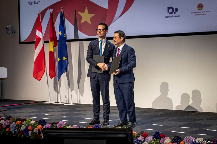Ông Jacob Aarup-Andersen - Tổng Giám đốc Tập đoàn Carlsberg (bên trái) trao ý định thư tới Chủ tịch UBND thành phố Đà Nẵng.