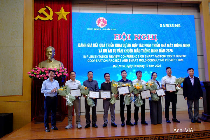 Ông Phạm Văn Quân - Phó Cục trưởng Cục Công nghiệp (Bộ Công Thương) trao bằng chứng nhận cho các doanh nghiệp tham gia dự án.