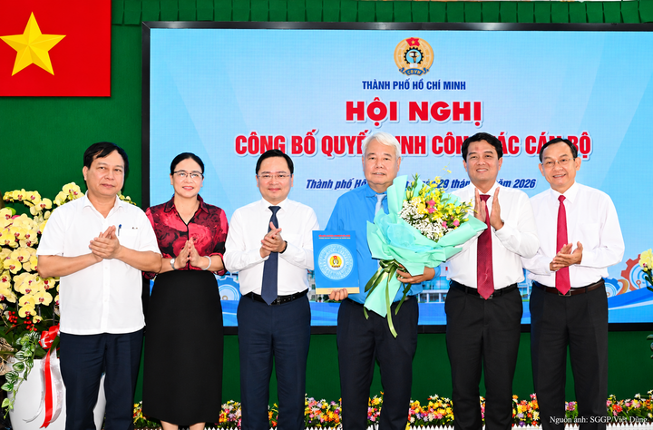 Lãnh đạo Tổng Liên đoàn Lao động Việt Nam và Trưởng Ban Tuyên giáo Thành ủy TP. Hồ Chí Minh Bùi Thanh Nhân chúc mừng ông Võ Khắc Thái nhận nhiệm vụ Chủ tịch Liên đoàn Lao động Thành phố, nhiệm kỳ 2025 - 2030.