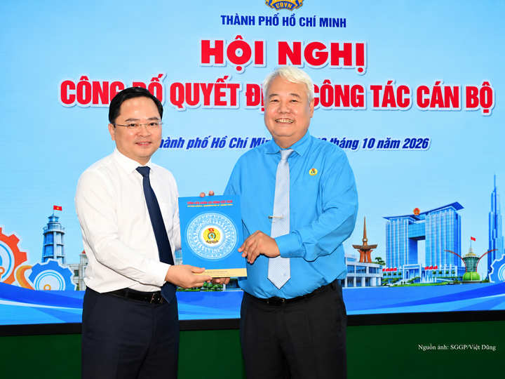 Chủ tịch Tổng Liên đoàn Lao động Việt Nam Nguyễn Anh Tuấn (trái) trao quyết định cho tân Chủ tịch Liên đoàn Lao động TP. Hồ Chí Minh Võ Khắc Thái.