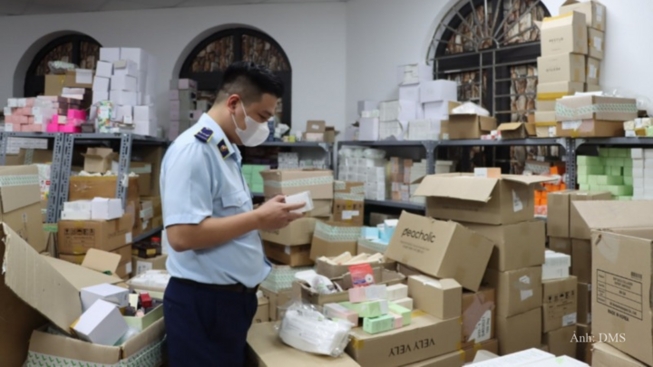 Lực lượng quản lý thị trường đang kiểm tra, phân loại hoàng hóa tại kho hàng tại Hà Nội.
