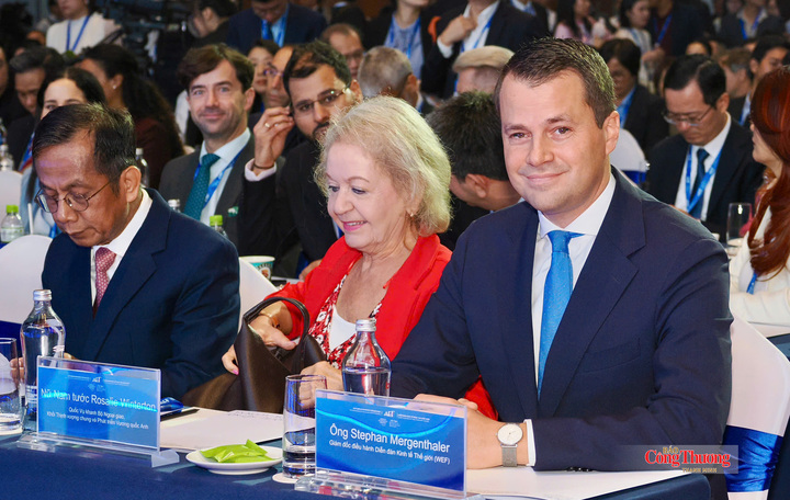 Ông Stephan Mergenthaler, Giám đốc điều hành Diễn đàn Kinh tế Thế giới và các đại biểu tham dự sự kiện.