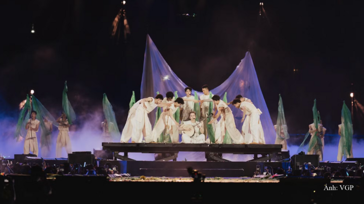 2 đêm concert "Anh trai vượt ngàn chông gai" 2026 diễn ra tại TP. Hồ Chí Minh đã thu hút gần 50.000 khán giả mỗi đêm. Bên cạnh quy mô dàn dựng và những màn trình diễn sôi động, chương trình năm nay tiếp tục tạo dấu ấn khi mang những giá trị truyền thống đến gần hơn với công chúng trẻ.