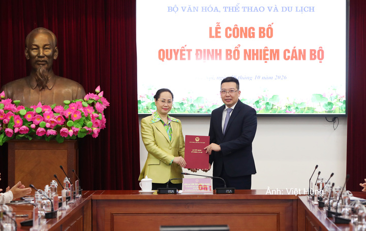 Bộ trưởng Bộ Văn hóa, Thể thao và Du lịch Lâm Thị Phương Thanh trao quyết định điều động, bổ nhiệm ông Nguyễn Anh Vũ, Tổng Biên tập Báo Văn hóa giữ chức Vụ trưởng Vụ Khoa học, Công nghệ, Đào tạo và Môi trường.