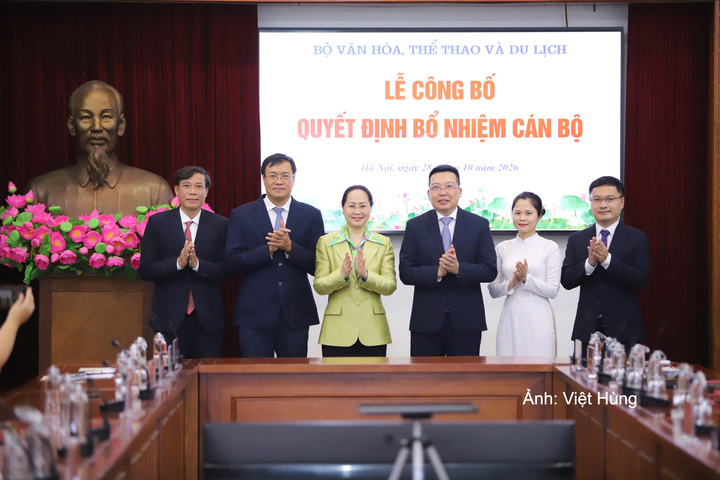 Bộ trưởng Bộ Văn hóa, Thể thao và Du lịch Lâm Thị Phương Thanh chúc mừng các cán bộ được điều động, bổ nhiệm.