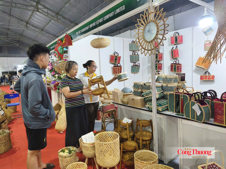 Hà Nội đặt mục tiêu hỗ trợ các cơ sở công nghiệp nông thôn quảng bá sản phẩm tại hội chợ, triển lãm.