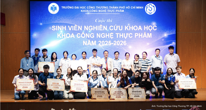 Các sinh viên đạt giải trong cuộc thi Nghiên cứu khoa học - Trường Đại học Công Thương TP. Hồ Chí Minh.