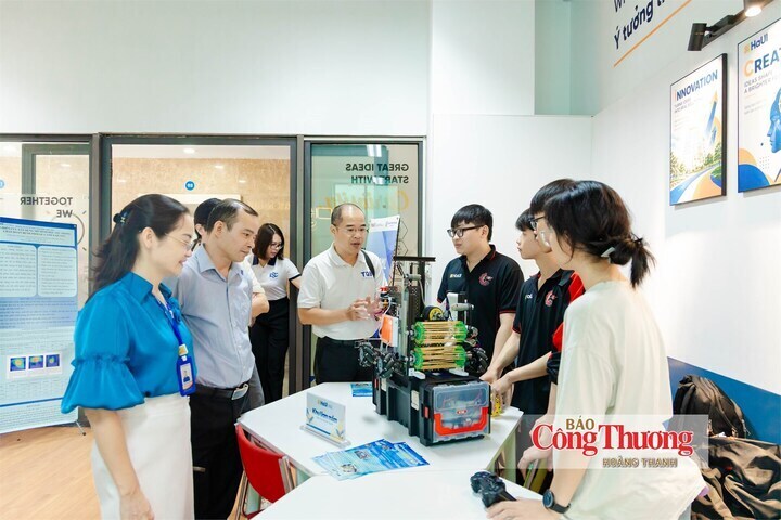 Sinh viên Đại học Công nghiệp Hà Nội trao đổi, giới thiệu sản phẩm nghiên cứu khoa học tại không gian đổi mới sáng tạo, khởi nghiệp.