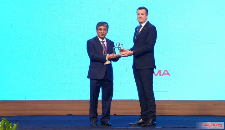 Thứ trưởng Bộ Khoa học và Công nghệ Trần Trung Tính (bên trái) thay mặt Chính phủ nhận Giải thưởng lãnh đạo Chính phủ 2026 của GSMA